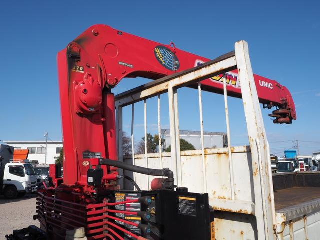 ファイター 　古河ユニック　４段クレーン　フックイン　角足　２．９３ｔ吊　ラジコン付　平ボディ　ワイド幅５．８６ｍボディ　積載１．５５ｔ　床面鉄板張り　三方開　カスタムグレード　ベッド付き　坂道発進補助装置（46枚目）