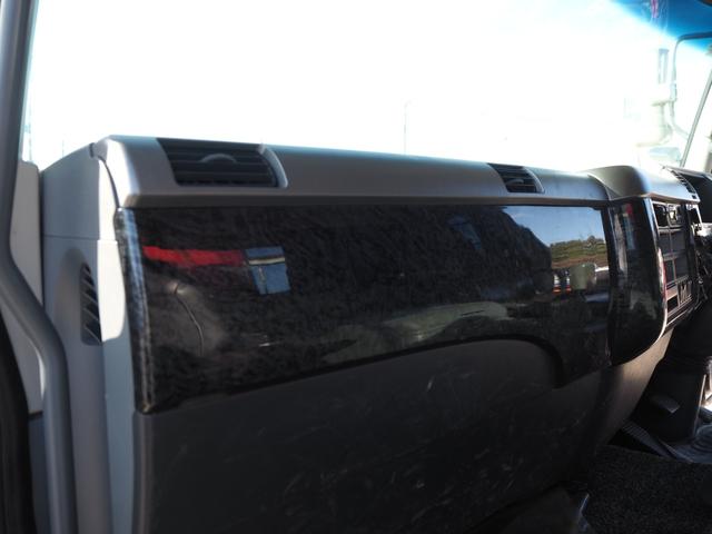 ファイター 　古河ユニック　４段クレーン　フックイン　角足　２．９３ｔ吊　ラジコン付　平ボディ　ワイド幅５．８６ｍボディ　積載１．５５ｔ　床面鉄板張り　三方開　カスタムグレード　ベッド付き　坂道発進補助装置（50枚目）