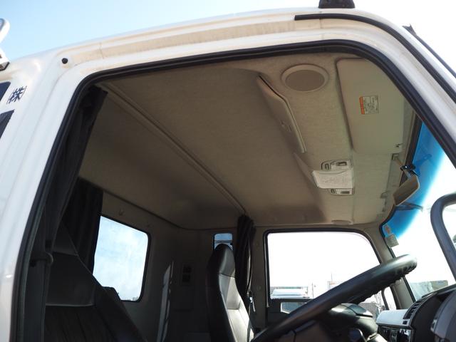 ファイター 　古河ユニック　４段クレーン　フックイン　角足　２．９３ｔ吊　ラジコン付　平ボディ　ワイド幅５．８６ｍボディ　積載１．５５ｔ　床面鉄板張り　三方開　カスタムグレード　ベッド付き　坂道発進補助装置（55枚目）