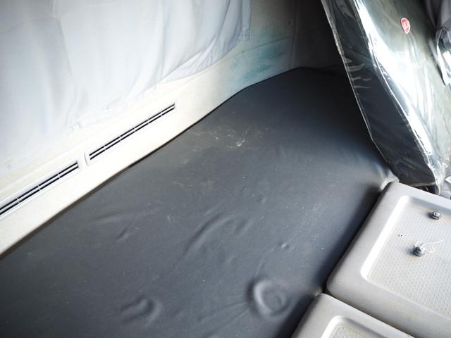 クオン 　汚泥運搬車　タンク車　新明和製　天蓋ダンプ　ＤＲ１１－０２ＳＣ　積載８．５９ｔ　荷台内ステンレス張り　水密式ハンドルロック　総輪アルミホイール　デフロック　リターダ付　２デフ　坂道発進補助装置　ＥＴＣ（68枚目）