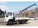 エルフトラック 　パートタイム４ＷＤ　四駆　高床　標準ショート　１０尺　タダノ製　ＺＲ２２４　簡易４段クレーン　フックイン　２．２２ｔ吊　ラジコン付　平ボディ　三方開　板張り　内フック　積載２ｔ　坂道発進補助装置（7枚目）