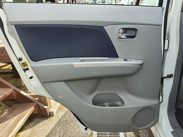 ワゴンＲ ＦＸリミテッドＩＩ　検９年４月　歴無　スマートキー・プッシュスタート・電格ミラー・オートエアコン・フルフラットシート・ヘッドライトレベライザー・車載工具・パンク修理キット・空気入れ・ポータブルカーナビ・１５５／６５／１４（36枚目）