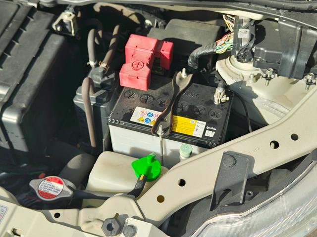 ワゴンＲ ＦＸリミテッドＩＩ　検９年４月　歴無　スマートキー・プッシュスタート・電格ミラー・オートエアコン・フルフラットシート・ヘッドライトレベライザー・車載工具・パンク修理キット・空気入れ・ポータブルカーナビ・１５５／６５／１４（43枚目）