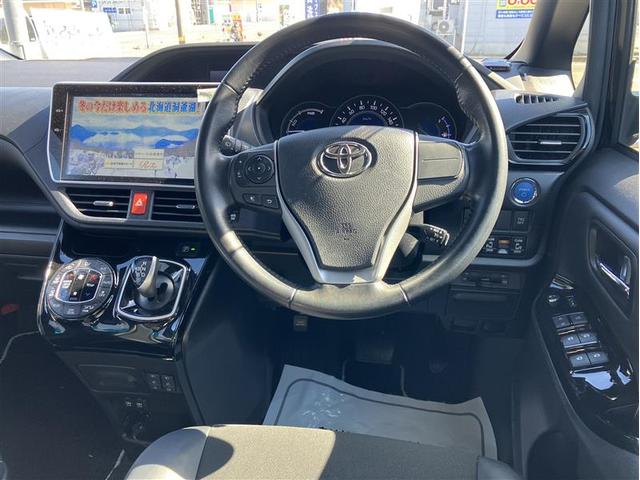 ノア ハイブリッドＳｉ　ダブルバイビー　ＬＥＤヘッドライト　クルコン　横滑り防止装置　盗難防止システム　エアバッグ　アルミ　メモリ－ナビ　スマキー　Ｗエアコン　ＡＢＳ　ナビ＆ＴＶ　デュアルエアバッグ　ＥＴＣ　ＤＶＤ　パワーウインドウ（4枚目）