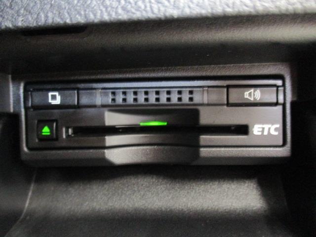 ロイヤルサルーン　ＥＴＣ　オートクルーズコントロール　バックカメラ　ナビ　ＴＶ　アルミホイール　オートライト　ＨＩＤ　ＣＶＴ　シートヒーター　スマートキー　アイドリングストップ　電動格納ミラー　盗難防止システム(12枚目)