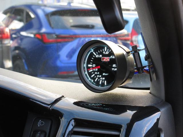 ハイエースバン ロングスーパーＧＬ　３リッターディーゼルターボ　エンジン１ＫＤ　２型　ローダウン　ベッドキット　ＥＳＳＥＸ１８インチアルミホイール　フェンダートリム　ＲＥＣＡＲＯシート　ＭＯＭＯステアリング　ブースト計　当店買取車（12枚目）