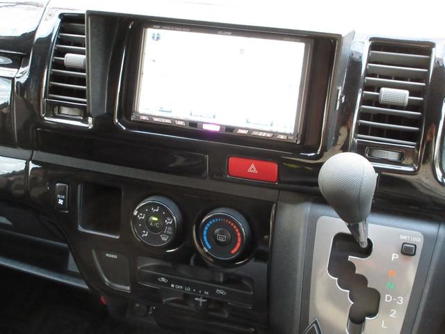 ハイエースバン ロングスーパーＧＬ　３リッターディーゼルターボ　エンジン１ＫＤ　２型　ローダウン　ベッドキット　ＥＳＳＥＸ１８インチアルミホイール　フェンダートリム　ＲＥＣＡＲＯシート　ＭＯＭＯステアリング　ブースト計　当店買取車（15枚目）