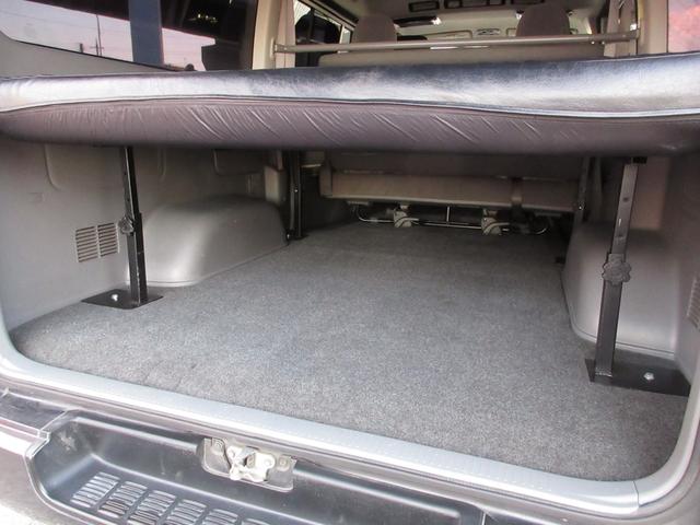 ハイエースバン ロングスーパーＧＬ　３リッターディーゼルターボ　エンジン１ＫＤ　２型　ローダウン　ベッドキット　ＥＳＳＥＸ１８インチアルミホイール　フェンダートリム　ＲＥＣＡＲＯシート　ＭＯＭＯステアリング　ブースト計　当店買取車（22枚目）