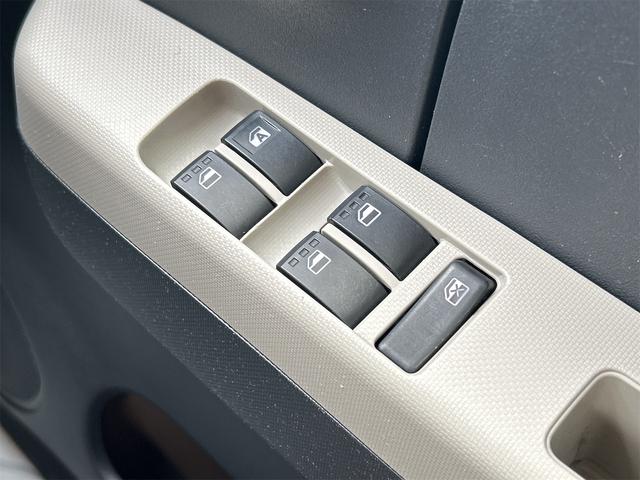 パワーウィンドウのスイッチですよ。運転席に居ながら窓を開け閉めのコントロールできますよ。