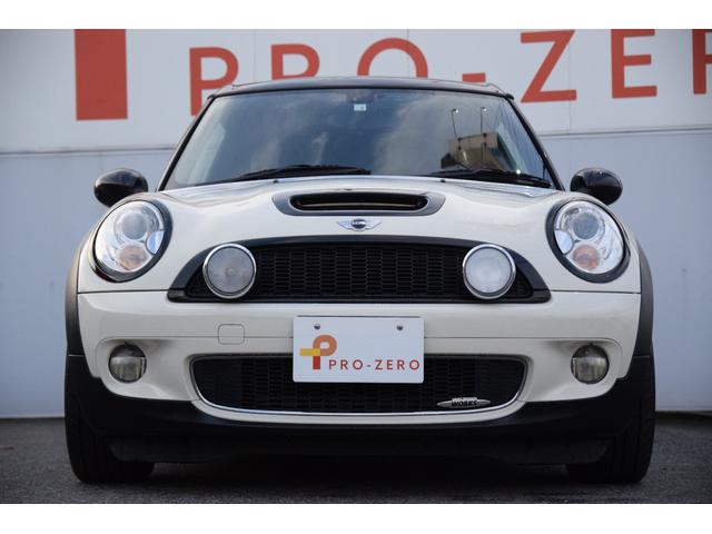 MINI クーパーS クラブマン JCWチューニングキット 黒革シート 整備記録簿 パワーウインドウ Wエアバック パワステ 運転席エアバッグ キーレスキー シートヒーター サイドエアバック フルオートエアコン ETC ABS ナビ(3枚目)