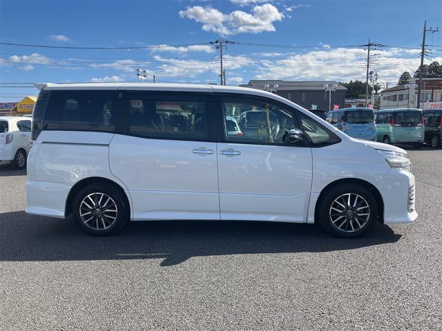 ヴォクシー ＺＳ　煌　Ｗエアバッグ　ＡＢＳ　プライバシーガラス　純正アルミ　純正ナビ　両側パワースライド　アイドリングストップ　ＥＴＣ（4枚目）