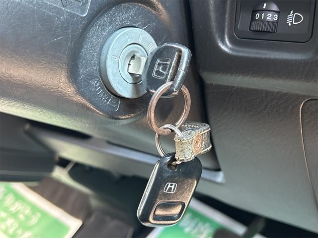 今や欠かせないアイテムとなったキーレス。もちろん付いています。直接キーを差し込まなくてもドアの施錠・開錠が出来ます。ドア回りのキズ防止にもなりますね