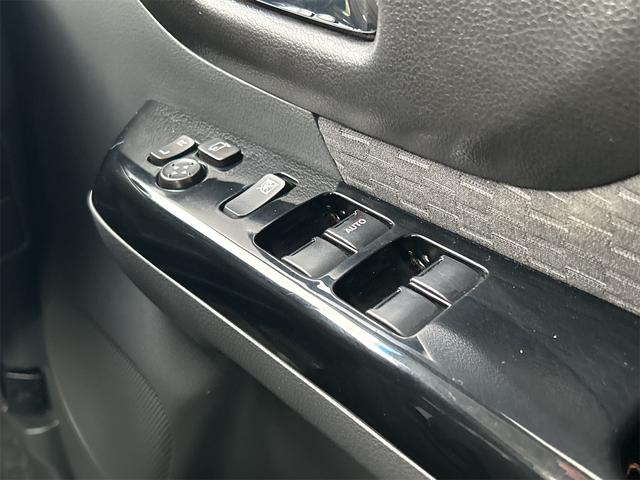 スペーシアカスタム ＧＳ　両側スライドドア　ナビ　ＴＶ　オートライト　ＨＩＤ　スマートキー　アイドリングストップ　電動格納ミラー　ベンチシート　ＣＶＴ　盗難防止システム　ＡＢＳ　ＣＤ　ＵＳＢ　アルミホイール　衝突安全ボディ（11枚目）