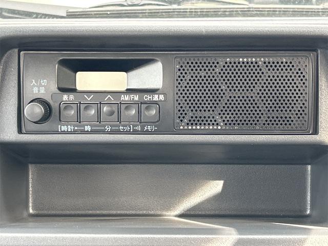 キャリイトラック ＫＣエアコン・パワステ　４ＷＤ　ＭＴ　クリアランスソナー　アイドリングストップ　オートライト　ＥＳＣ　エアコン　パワーステアリング　パワーウィンドウ　運転席エアバッグ　助手席エアバッグ（3枚目）
