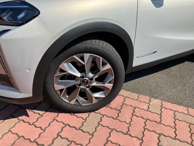 DS3 エスプリ・ド・ヴォヤージュ ブルーHDi 自社試乗車 衝突被害軽減ブレーキ 純正ナビシステム 衝突軽減ブレーキシステム アクティブクルーズコントロール DSマトリクスLEDビジョン エスプリドヴォヤージュ限定車 専用ホワイトグレイ内装(3枚目)