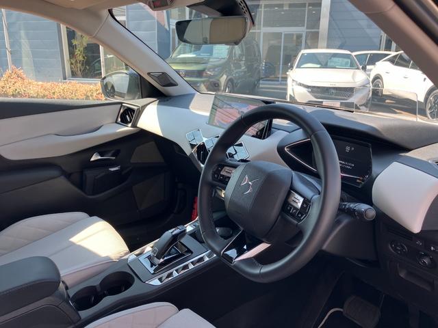 DS3 エスプリ・ド・ヴォヤージュ ブルーHDi 自社試乗車 衝突被害軽減ブレーキ 純正ナビシステム 衝突軽減ブレーキシステム アクティブクルーズコントロール DSマトリクスLEDビジョン エスプリドヴォヤージュ限定車 専用ホワイトグレイ内装(15枚目)