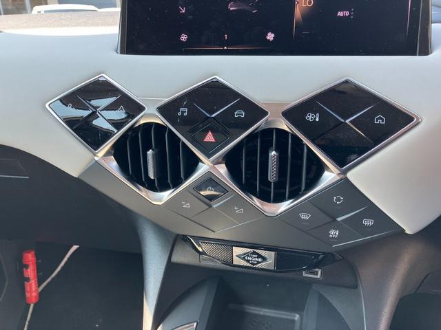 DS3 エスプリ・ド・ヴォヤージュ ブルーHDi 自社試乗車 衝突被害軽減ブレーキ 純正ナビシステム 衝突軽減ブレーキシステム アクティブクルーズコントロール DSマトリクスLEDビジョン エスプリドヴォヤージュ限定車 専用ホワイトグレイ内装(21枚目)