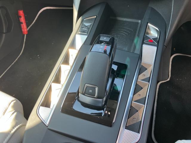DS3 エスプリ・ド・ヴォヤージュ ブルーHDi 自社試乗車 衝突被害軽減ブレーキ 純正ナビシステム 衝突軽減ブレーキシステム アクティブクルーズコントロール DSマトリクスLEDビジョン エスプリドヴォヤージュ限定車 専用ホワイトグレイ内装(22枚目)