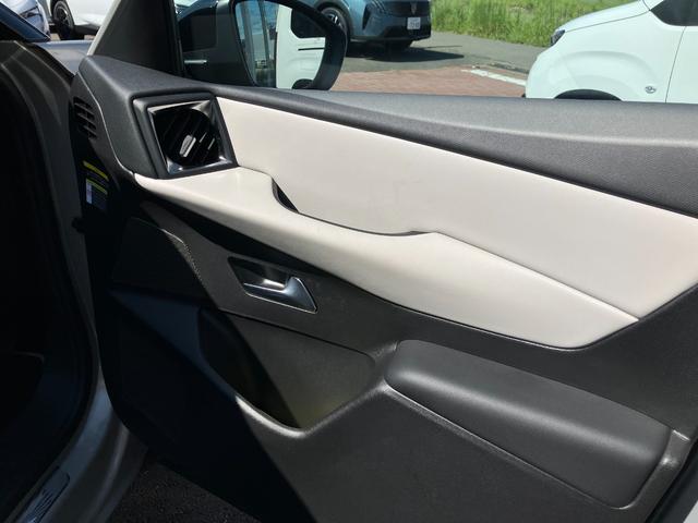 DS3 エスプリ・ド・ヴォヤージュ ブルーHDi 自社試乗車 衝突被害軽減ブレーキ 純正ナビシステム 衝突軽減ブレーキシステム アクティブクルーズコントロール DSマトリクスLEDビジョン エスプリドヴォヤージュ限定車 専用ホワイトグレイ内装(27枚目)