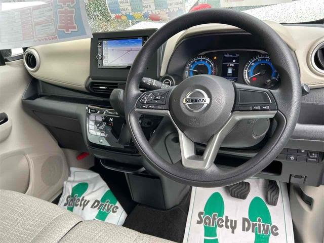 デイズ Ｘ　全周囲カメラ　ナビ　ＴＶ　クリアランスソナー　衝突被害軽減システム　オートライト　スマートキー　アイドリングストップ　電動格納ミラー　ベンチシート　ＣＶＴ　盗難防止システム　ＡＢＳ　ＥＳＣ　ＣＤ（32枚目）