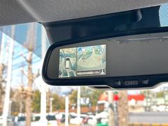 【全方位型モニター】クルマを上空から見下ろしているかのように、直感的に周囲の状況を把握できる全方位型モニター。狭い場所での駐車でも周囲が映像で確認できます。 5