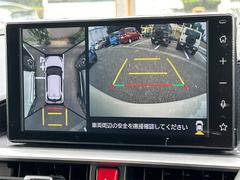 全周囲や後方確認に便利で安全な全方位型モニターとバックカメラも装備しています。 4