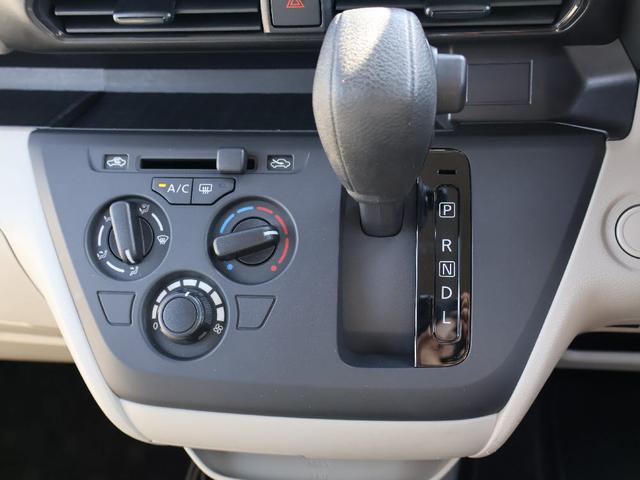 マニュアルエアコンです。