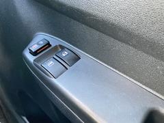 パワーウィンドウのスイッチですよ。運転席に居ながら窓を開け閉めのコントロールできますよ。 7