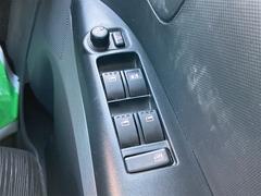 パワーウィンドウのスイッチですよ。運転席に居ながら窓を開け閉めのコントロールできますよ。 7