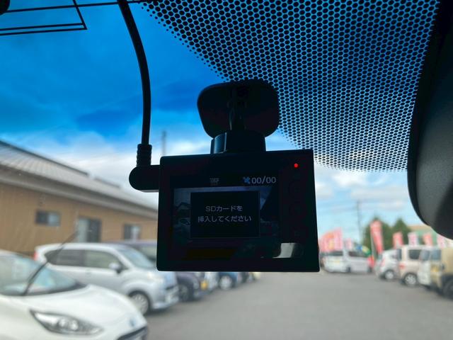 ヴェゼル ハイブリッドＺ・ホンダセンシング　ナビゲーション　ＥＴＣ車載器　キーフリー　エンジンプッシュスタート　バックカメラ　オートエアコン　電動格納ミラー　ステアリングリモコン　パワーステアリング　パワーウインドウ　プライバシーガラス（26枚目）