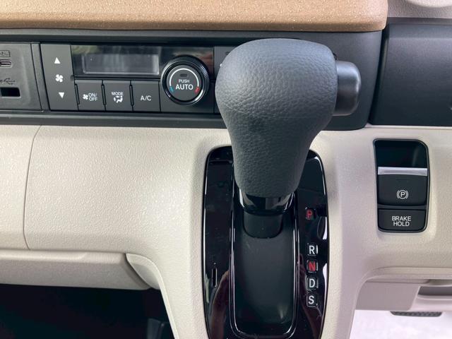 N-BOX ベースグレード 左側パワースライドドア キーフリー エンジンプッシュスター レーダーブレーキ シートヒーター クルーズコントロール ステアリングリモコン オートエアコン 電動格納ミラー(9枚目)