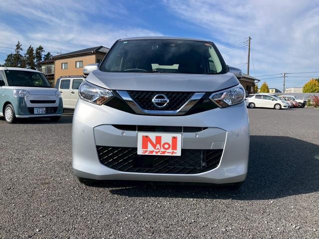 デイズ Ｘ　ナビゲーション　バックカメラ　レーダーブレーキ　キーフリー　エンジンプッシュスタート　アイドリングストップ　オートエアコン　ＥＴＣ車載器　プライバシーガラス（9枚目）