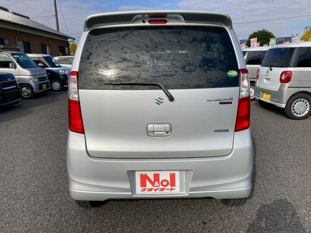 ワゴンＲ ＦＸリミテッド　ＣＤプレイヤー　キーフリー　エンジンプッシュスタート　オートエアコン　電動格納ミラー　パワーステアリング　パワーウインドウ　プライバシーガラス　サイドバイザー　フロアマット（4枚目）