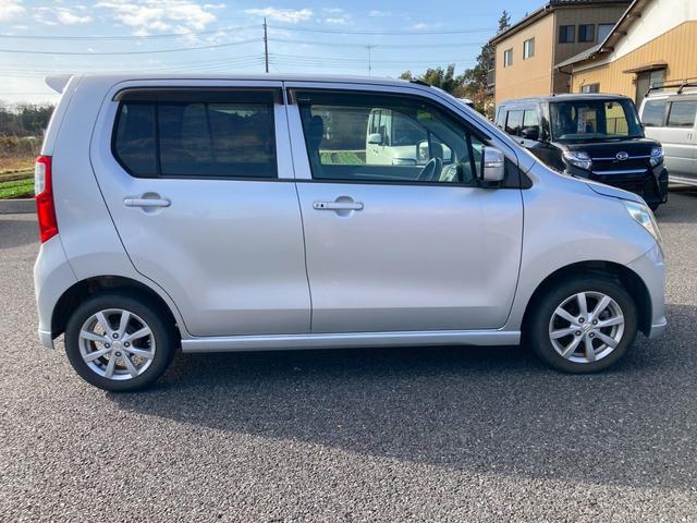 ワゴンＲ ＦＸリミテッド　ＣＤプレイヤー　キーフリー　エンジンプッシュスタート　オートエアコン　電動格納ミラー　パワーステアリング　パワーウインドウ　プライバシーガラス　サイドバイザー　フロアマット（6枚目）