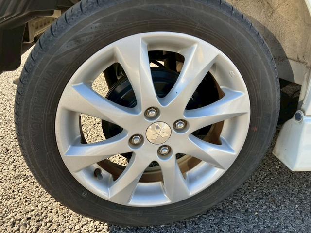 デリカＤ：２ Ｓ　両側自動スライドドア　キーフリー　エンジンプッシュスタート　ナビゲーション　純正アルミホイール　オートエアコン　電動格納ミラー　サイドバイザー　フロアマット（13枚目）