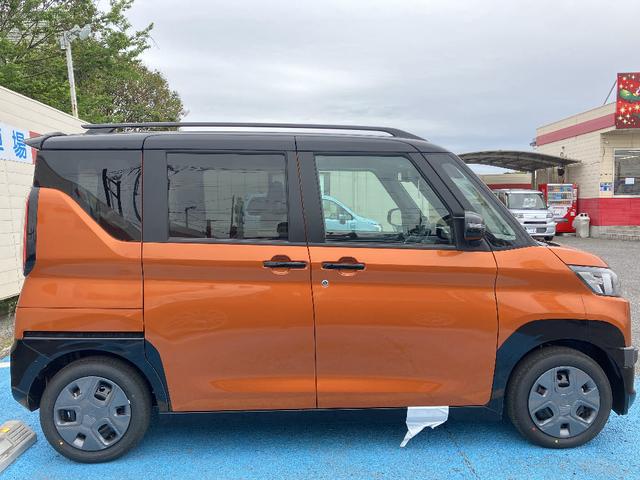 デリカミニ Ｇ　左側自動スライドドア　キーフリー　エンジンプッシュスタート　アイドリングストップ　オートエアコン　シートヒーター　電動格納ミラー　プライバシーガラス（10枚目）
