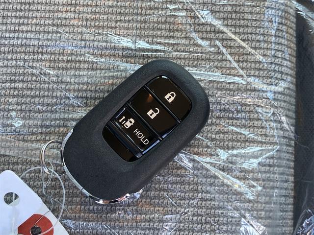 N-BOX ベースグレード Wエアバック ABS レーダーブレーキ アイドリングSTOP エアコン プライバシーガラス パワーウィンドウ パワーステアリング 電動パーキング 電動格納ミラー キーフリーシステム シートヒーター(22枚目)