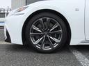 ホイールから顔をのぞかせるLEXUSロゴをあしらったFスポーツ専用ブレーキ。アグレッシブなスポーツ走行を可能とするため、つねに安定した制動性能を提供します。