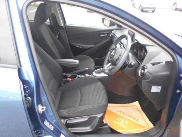 デミオ １３Ｓ　整備記録簿　アイドリングストップ　キーレススタート　ワンセグ　ＶＳＡ　盗難防止システム　マニュアルエアコン　ＡＢＳ　運転席エアバッグ　パワーウィンド　メモリーナビ　ＷＳＲＳ　ＥＴＣ　ナビＴＶ　パワステ（15枚目）