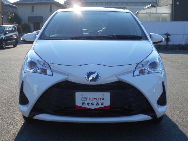 ヴィッツ ハイブリッドＦ　横滑り防止機能　盗難防止装置　　ＥＴＣ車載器　ドライブレコーダー　キーレス　記録簿　　パワーステアリング　エアコン　パワーウィンドウ　ＡＢＳ　　デュアルエアバッグ　　メモリーナビ　エアバッグ　ナビＴＶ（2枚目）