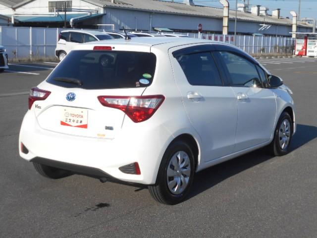 ヴィッツ ハイブリッドＦ　横滑り防止機能　盗難防止装置　　ＥＴＣ車載器　ドライブレコーダー　キーレス　記録簿　　パワーステアリング　エアコン　パワーウィンドウ　ＡＢＳ　　デュアルエアバッグ　　メモリーナビ　エアバッグ　ナビＴＶ（4枚目）