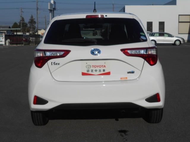 ヴィッツ ハイブリッドＦ　横滑り防止機能　盗難防止装置　　ＥＴＣ車載器　ドライブレコーダー　キーレス　記録簿　　パワーステアリング　エアコン　パワーウィンドウ　ＡＢＳ　　デュアルエアバッグ　　メモリーナビ　エアバッグ　ナビＴＶ（5枚目）