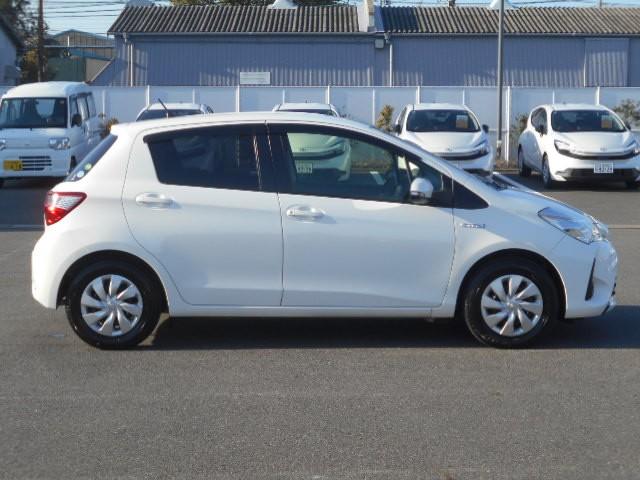 ヴィッツ ハイブリッドＦ　横滑り防止機能　盗難防止装置　　ＥＴＣ車載器　ドライブレコーダー　キーレス　記録簿　　パワーステアリング　エアコン　パワーウィンドウ　ＡＢＳ　　デュアルエアバッグ　　メモリーナビ　エアバッグ　ナビＴＶ（6枚目）