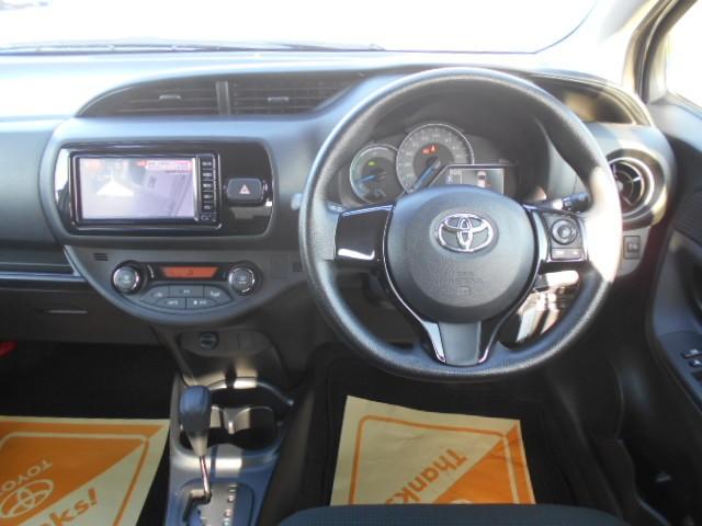 ヴィッツ ハイブリッドＦ　横滑り防止機能　盗難防止装置　　ＥＴＣ車載器　ドライブレコーダー　キーレス　記録簿　　パワーステアリング　エアコン　パワーウィンドウ　ＡＢＳ　　デュアルエアバッグ　　メモリーナビ　エアバッグ　ナビＴＶ（7枚目）