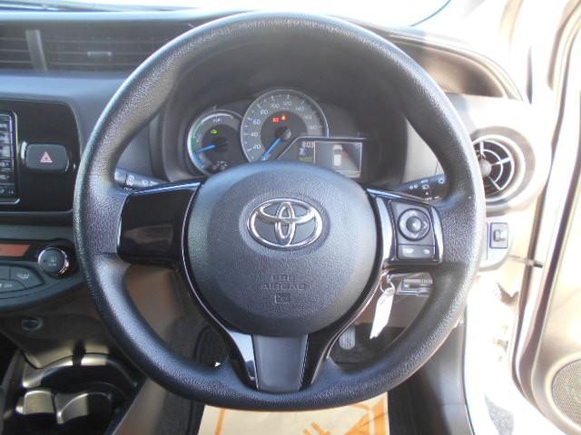 ヴィッツ ハイブリッドＦ　横滑り防止機能　盗難防止装置　　ＥＴＣ車載器　ドライブレコーダー　キーレス　記録簿　　パワーステアリング　エアコン　パワーウィンドウ　ＡＢＳ　　デュアルエアバッグ　　メモリーナビ　エアバッグ　ナビＴＶ（11枚目）