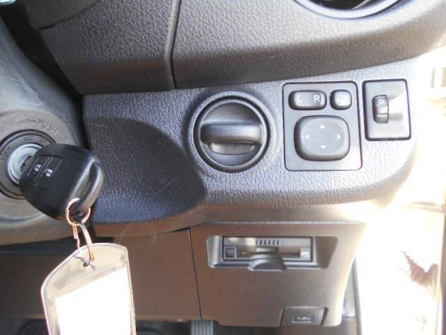 ヴィッツ ハイブリッドＦ　横滑り防止機能　盗難防止装置　　ＥＴＣ車載器　ドライブレコーダー　キーレス　記録簿　　パワーステアリング　エアコン　パワーウィンドウ　ＡＢＳ　　デュアルエアバッグ　　メモリーナビ　エアバッグ　ナビＴＶ（12枚目）
