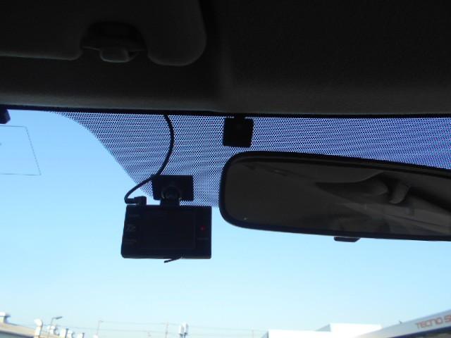 ヴィッツ ハイブリッドＦ　横滑り防止機能　盗難防止装置　　ＥＴＣ車載器　ドライブレコーダー　キーレス　記録簿　　パワーステアリング　エアコン　パワーウィンドウ　ＡＢＳ　　デュアルエアバッグ　　メモリーナビ　エアバッグ　ナビＴＶ（13枚目）