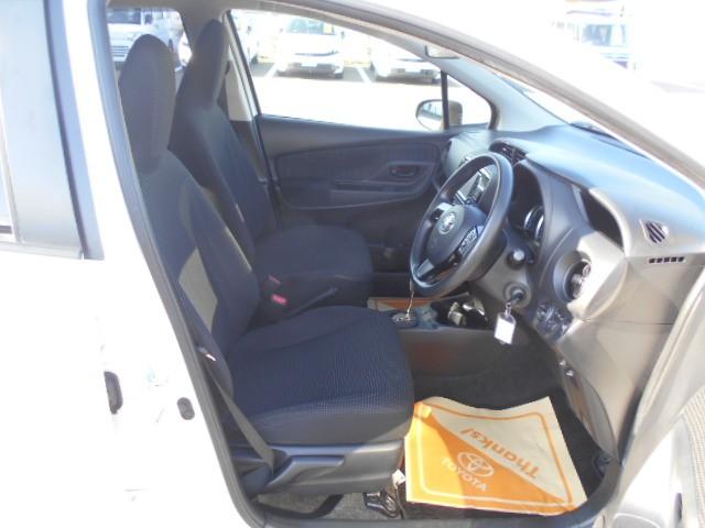 ヴィッツ ハイブリッドＦ　横滑り防止機能　盗難防止装置　　ＥＴＣ車載器　ドライブレコーダー　キーレス　記録簿　　パワーステアリング　エアコン　パワーウィンドウ　ＡＢＳ　　デュアルエアバッグ　　メモリーナビ　エアバッグ　ナビＴＶ（14枚目）