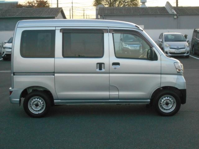 ハイゼットカーゴ ＤＸ　ＳＡＩＩＩ　横滑防止装置　マニュアルエアコン　キ－レス　デュアルエアバッグ　前席パワーウィンドウ　運転席エアバッグ　パワーステアリング　ＡＢＳ　前後誤発進抑制装置（6枚目）