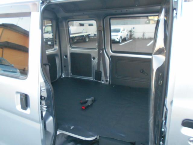 ハイゼットカーゴ ＤＸ　ＳＡＩＩＩ　横滑防止装置　マニュアルエアコン　キ－レス　デュアルエアバッグ　前席パワーウィンドウ　運転席エアバッグ　パワーステアリング　ＡＢＳ　前後誤発進抑制装置（16枚目）